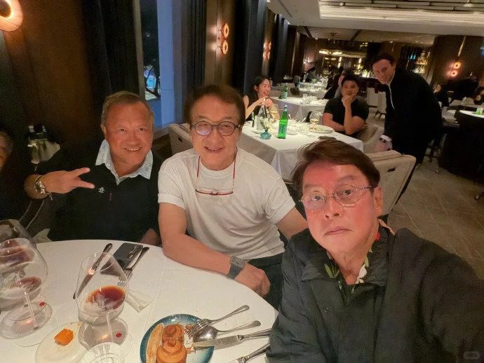 譚詠麟、成龍與曾志偉三人難得同框合影。
