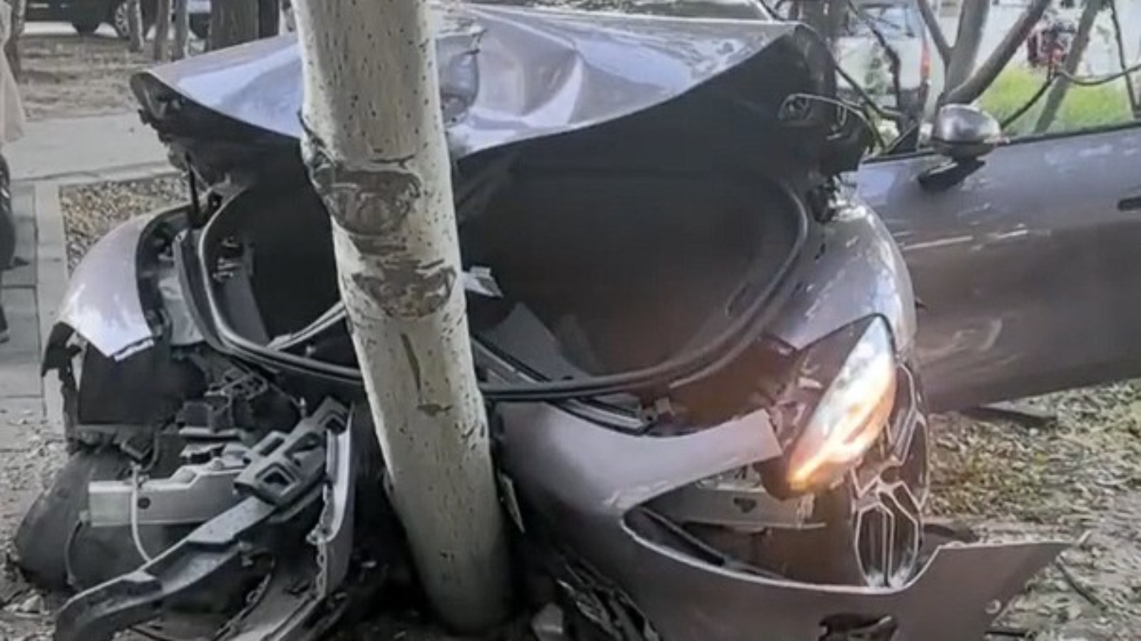 小米汽車高速撞樹車頭幾近報廢　司機竟自行脫困平安無事