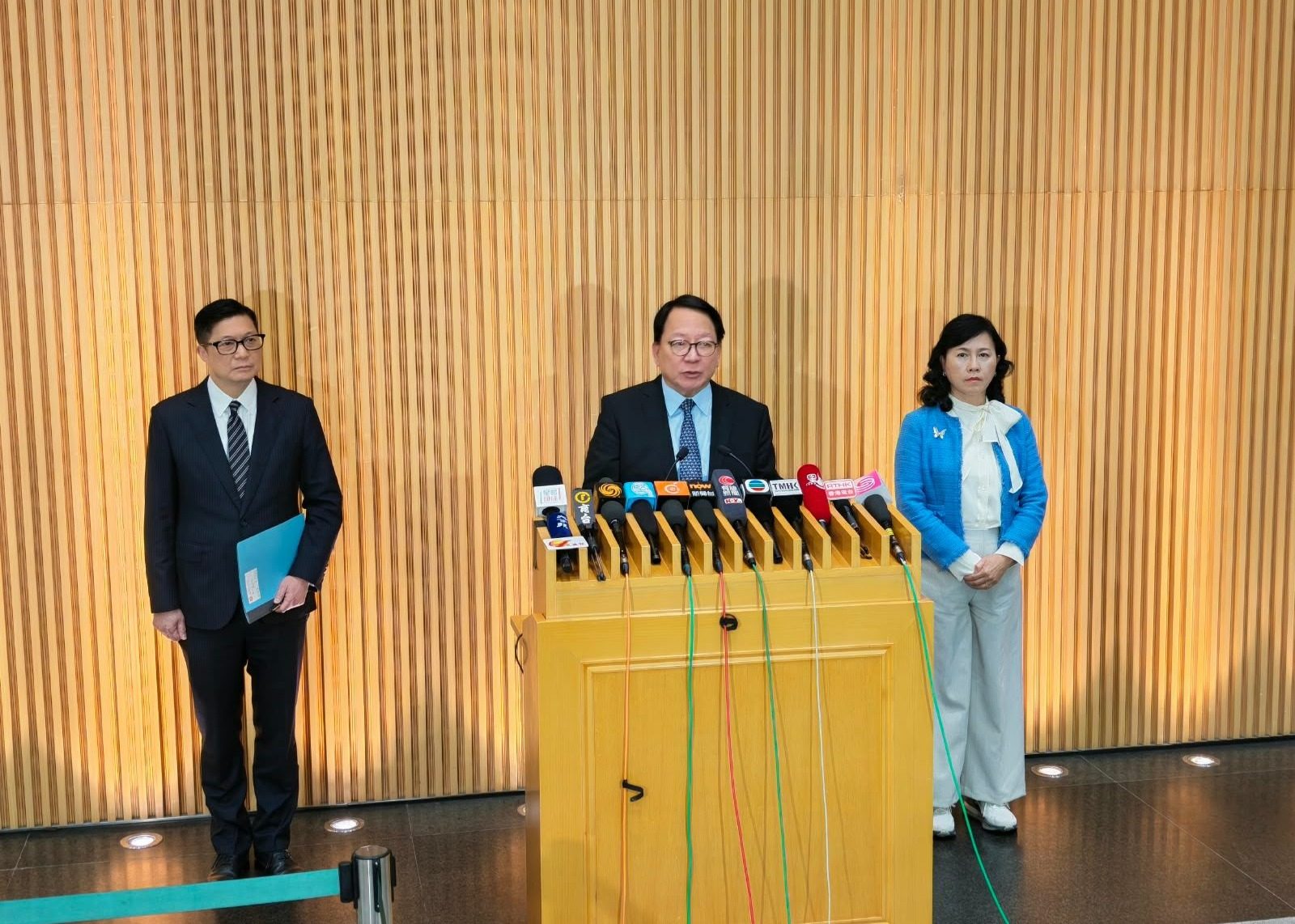 政府就皇崗口岸萬聖節周末安排會見傳媒　陳國基：公共交通優先放行、嚴打「白牌車」
