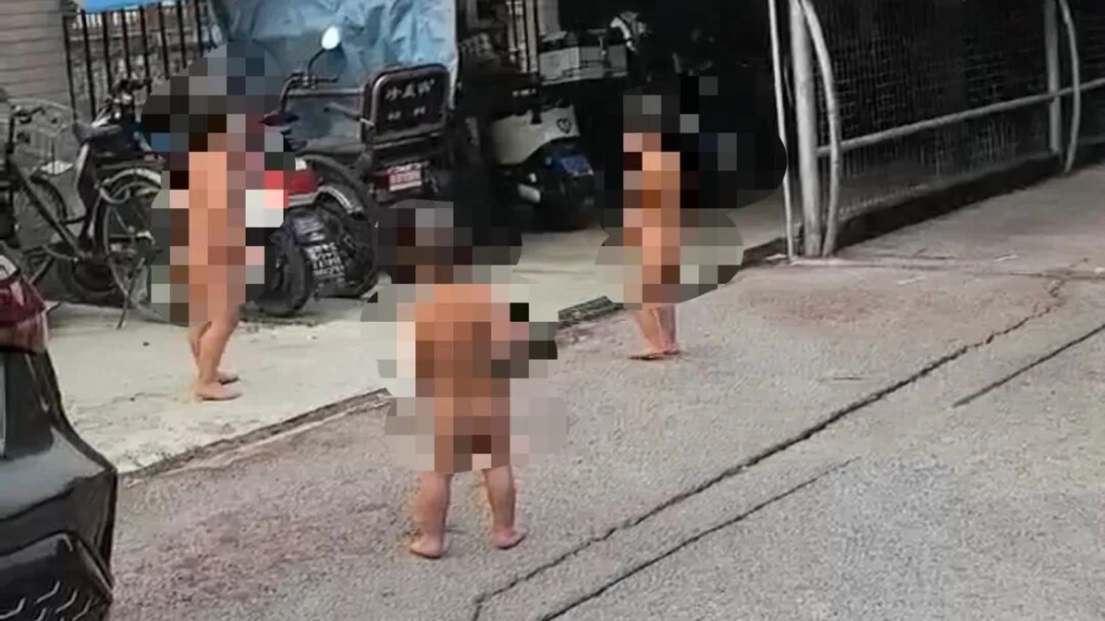 上海4名幼童幾乎天天裸體在小區跑動　母親稱「管不住」　警方協調後租戶已搬走