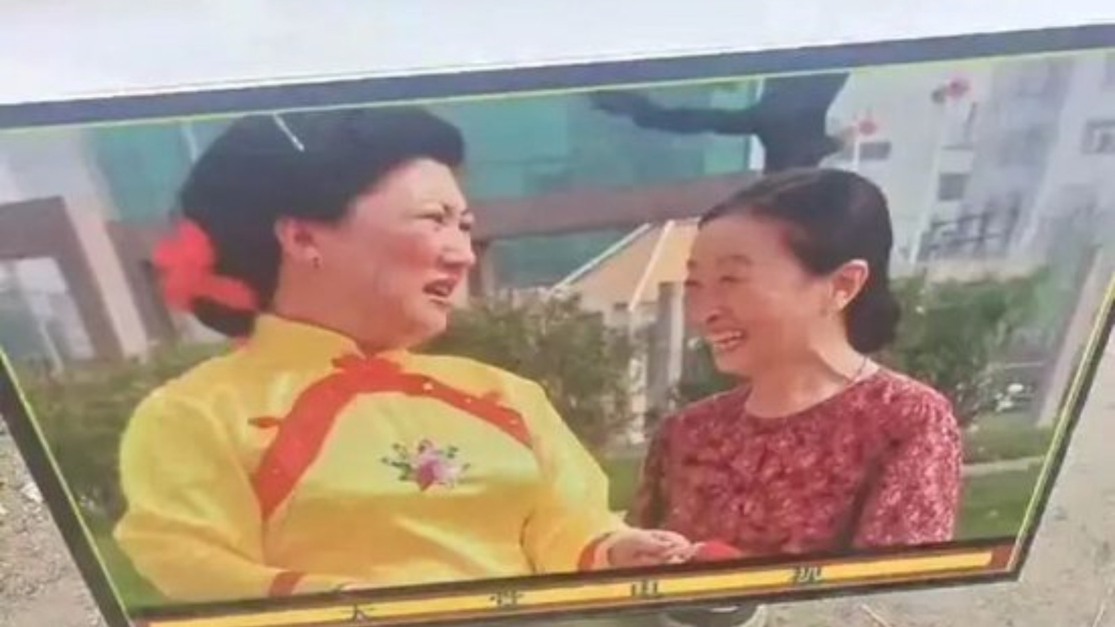 已故演員高秀敏、張少華劇照被印上祭祀用品　家屬何慶魁斥不尊重：祭祀怎能燒劇照